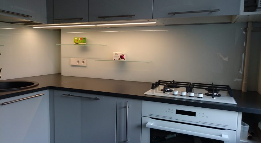 Virtuvinė sienelį iš stiklo dažyta su lentynėlėmis